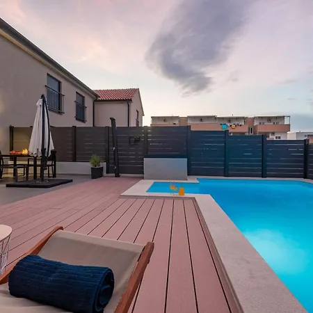 Nia Zadarvillas * Nin