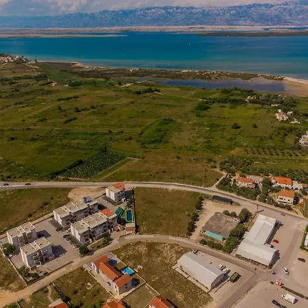 Nia Zadarvillas Нин