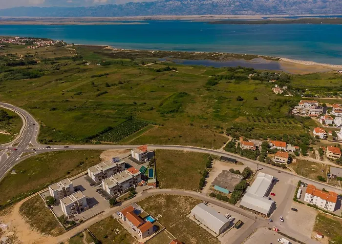 Nia Zadarvillas Нин
