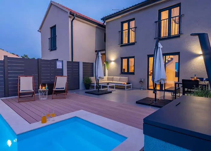 Nia Zadarvillas *