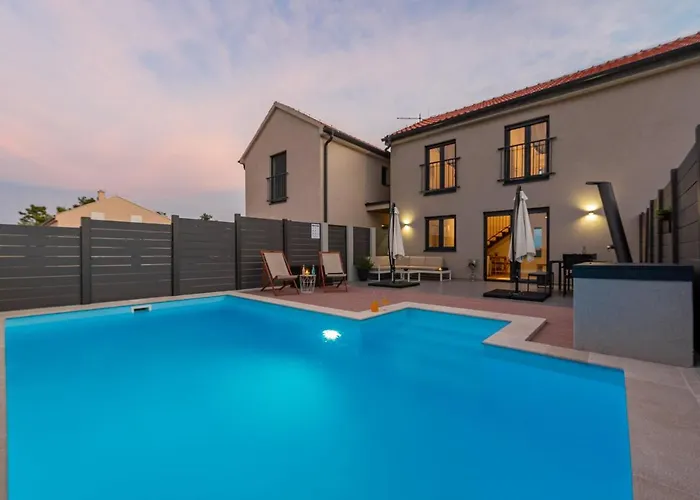 Nia Zadarvillas *