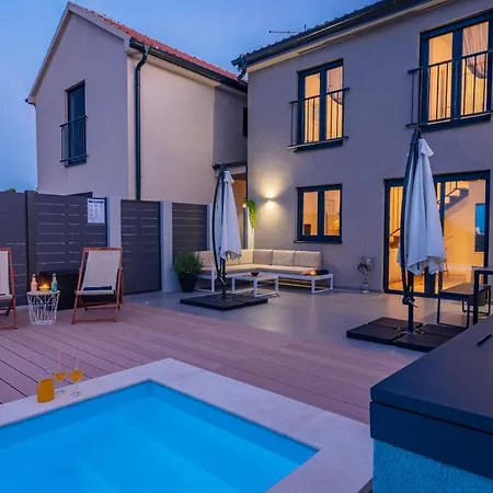 Nia Zadarvillas *
