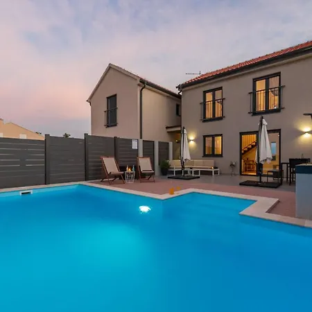 Nia Zadarvillas *