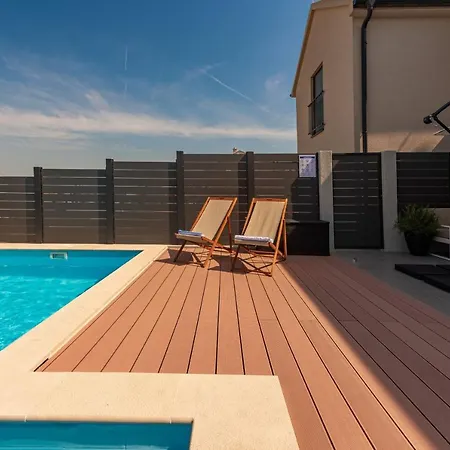 Nia Zadarvillas *