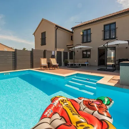 Nia Zadarvillas Nin