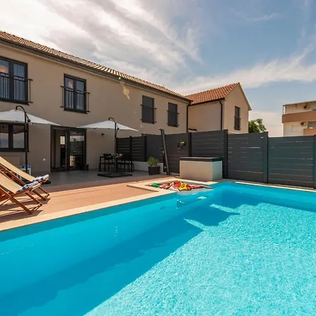 וילה Nia Zadarvillas