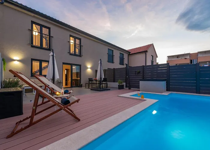 Nia Zadarvillas Vila *