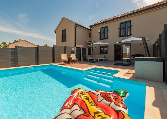 Nia Zadarvillas Nin