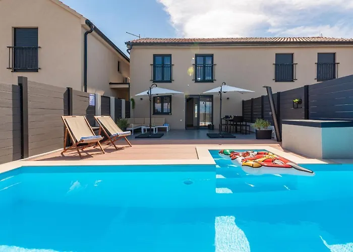 Nia Zadarvillas Vila