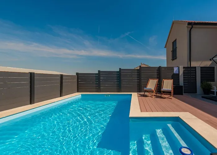 Nia Zadarvillas * Nin